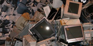 What are the attractive benefits of selling your old electronics on the internet?